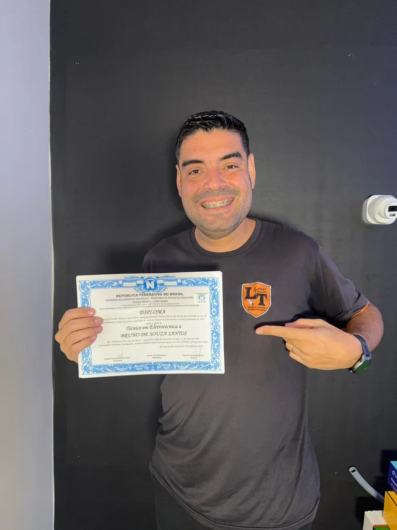 Bruno Santos segurando o diploma de Técnico em Eletrotécnica