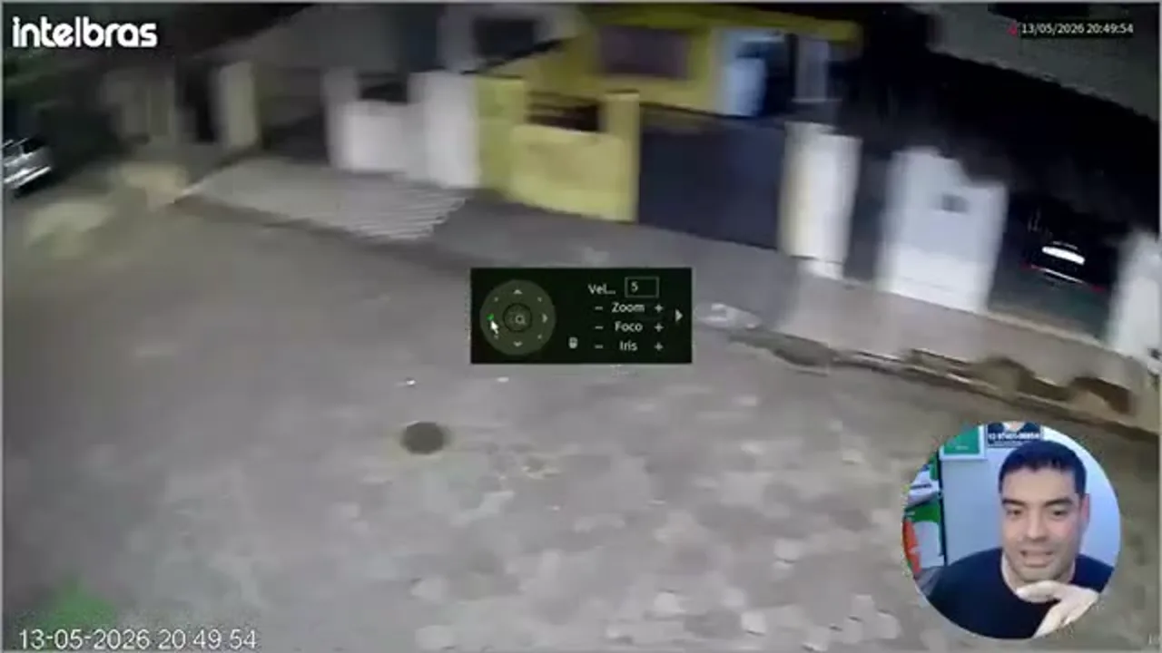 Imagem ao vivo de uma câmera PTZ à noite, com o controle de giro aberto na tela do aplicativo