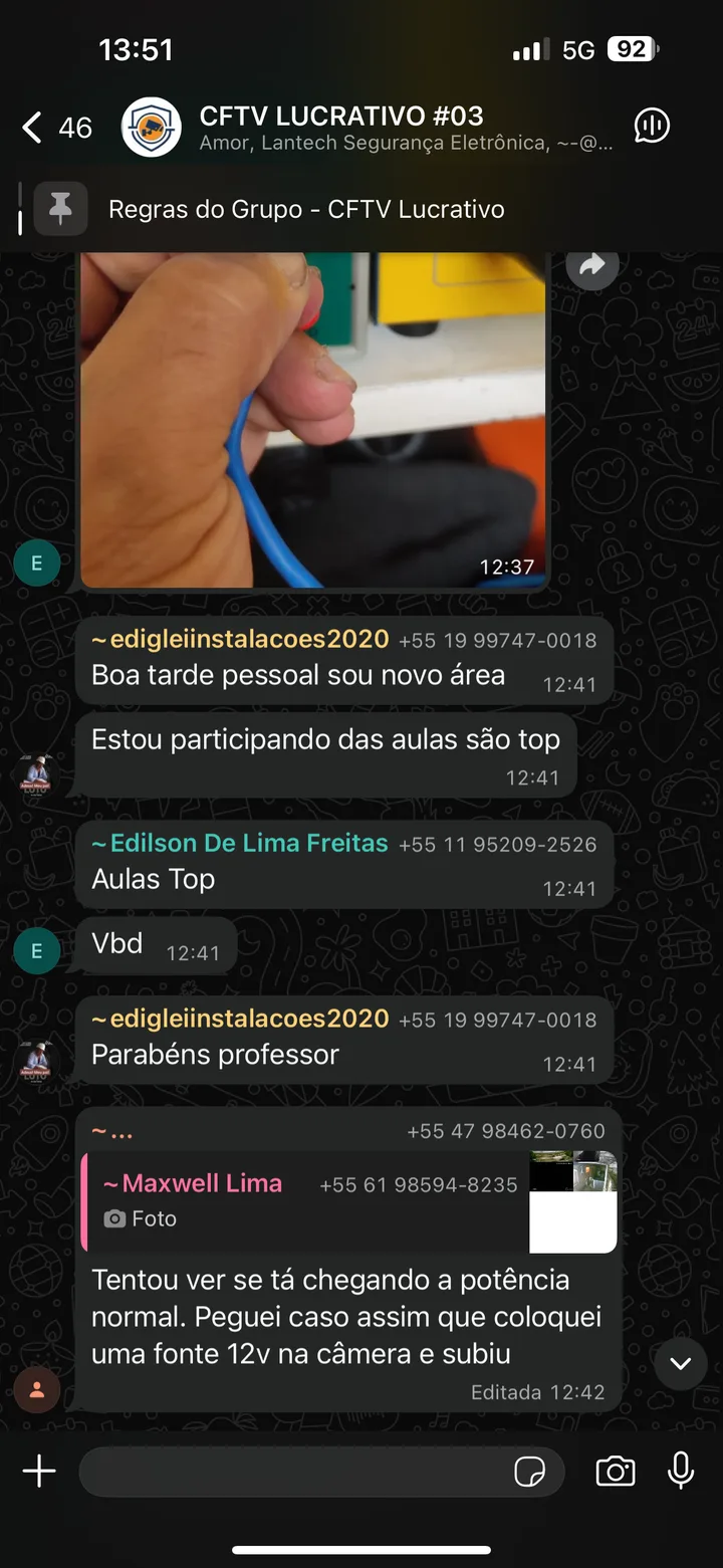 Alunos elogiando as aulas no grupo: aulas top, parabéns professor